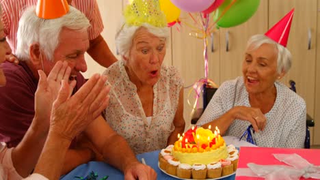 una mujer mayor celebrando su cumpleaños con amigos.