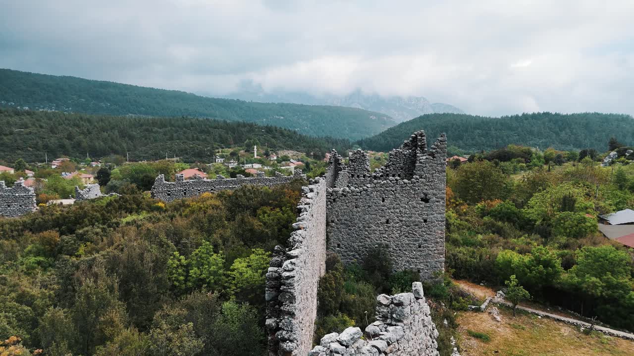 vista aérea de las ruinas del antiguo castillo romano de kadrema ubicado en el pueblo de gedelme y la cresta de la montaña en el fondo