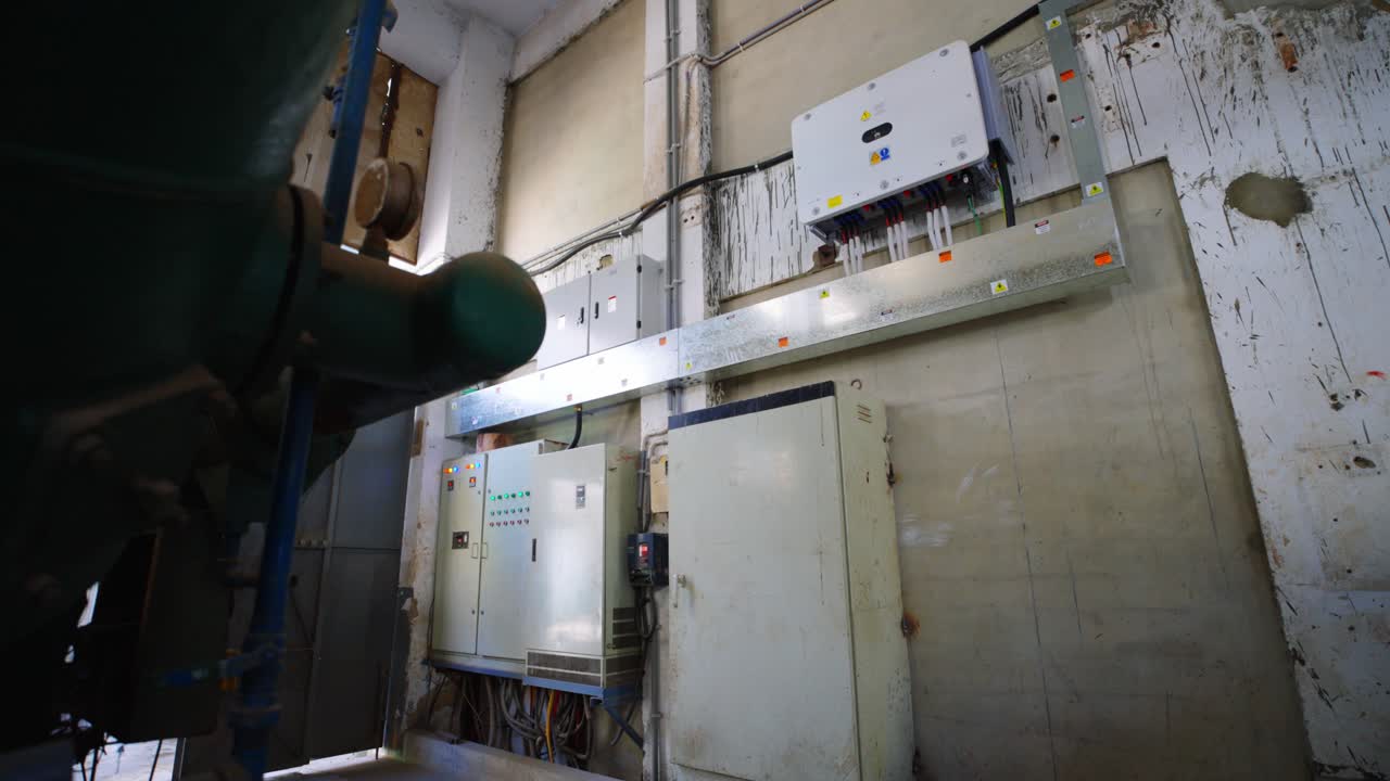 Attrezzature di fabbrica per pannelli solari che convertono e distribuiscono energia rinnovabile in un contesto industriale.