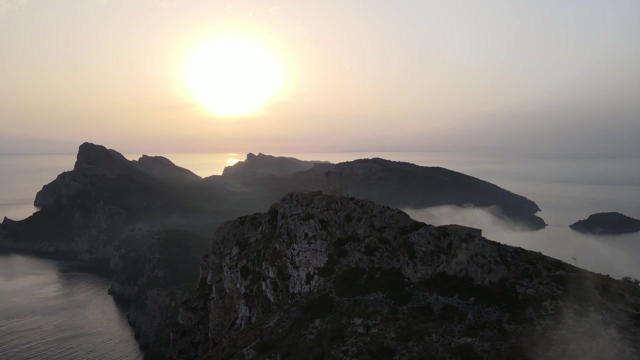 Tomada orbital do Cabo de Formentor, Talaia d'Albercutx, em Maiorca, na Baía de Alcúdia, Espanha.