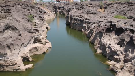 Imágenes-Aéreas-De-Drones-De-Un-Río-Con-Baches---En-Nighoj-Cerca-De-Pune-Y-Es-Famoso-Por-Los-Baches-Creados-Naturalmente-En-El-Lecho-Del-Río-Kukadi