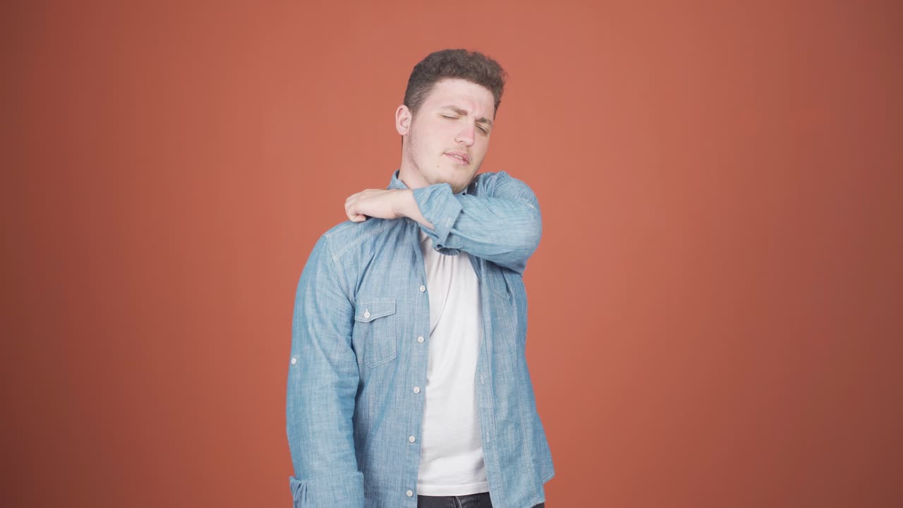 el hombre que mira a la cámara tiene picazón.