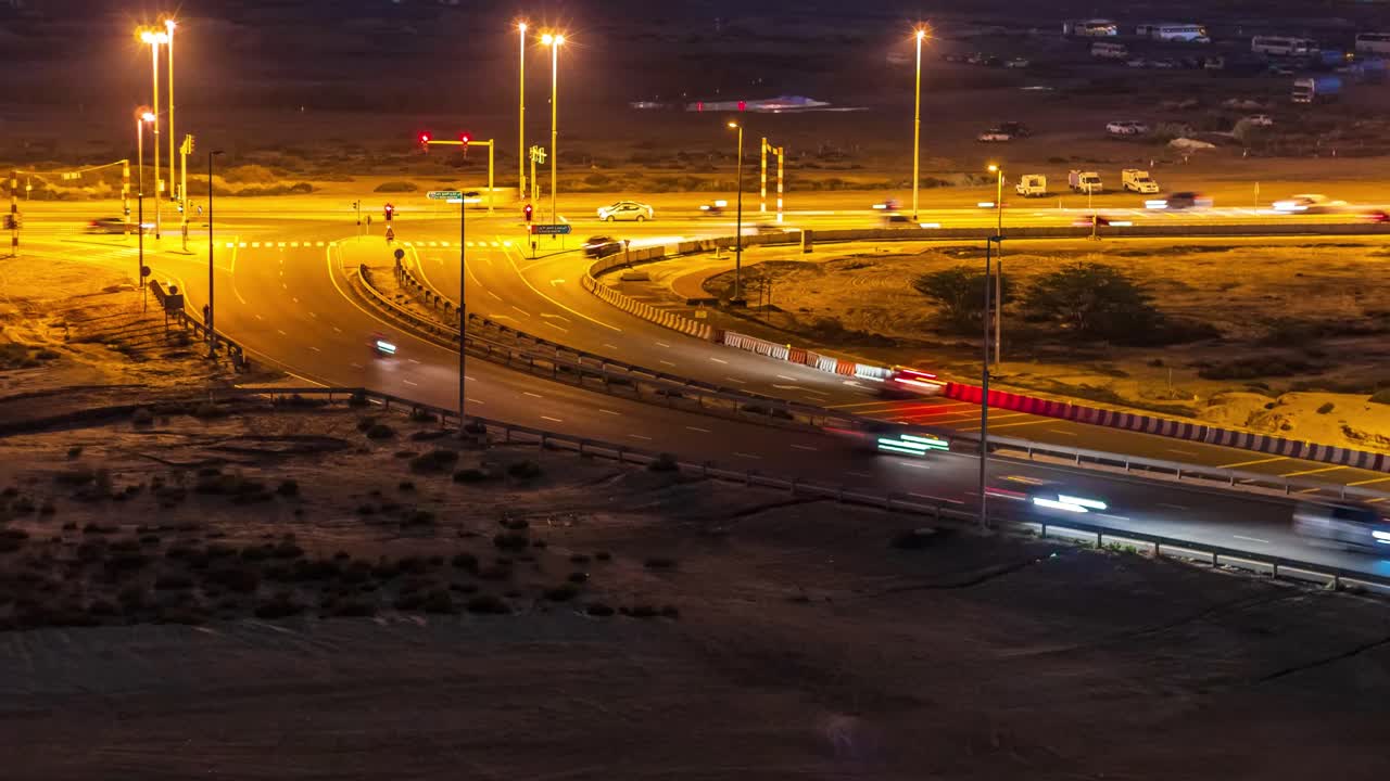 vídeo timelapse de coches y carreteras en dubai por la noche