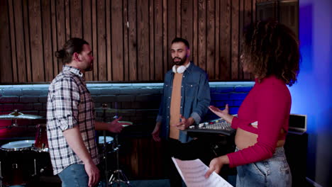 grupo musical en el estudio