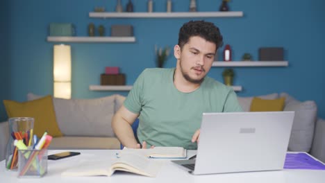 Estudiante-Varón-De-Educación-A-Distancia.