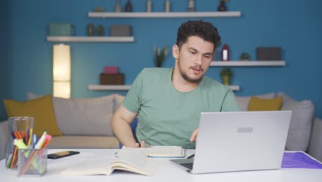 estudiante masculino de educación a distancia.