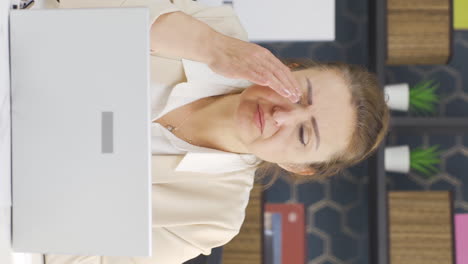 Vertical-video-of-Business-woman-with-visual-impairment.