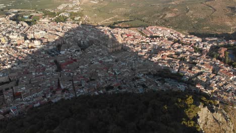 Castillo-De-Jaen,-España-Castillo-De-Jaen-Volando-Y-Tomas-Terrestres-Desde-Este-Castillo-Medieval-En-La-Tarde-De-Verano,-Tambien-Muestra-La-Ciudad-De-Jaen-Hecha-Con-Un-Drone-Y-Una-Camara-De-Accion-A-4k-24fps-Usando-Filtros-Nd-18