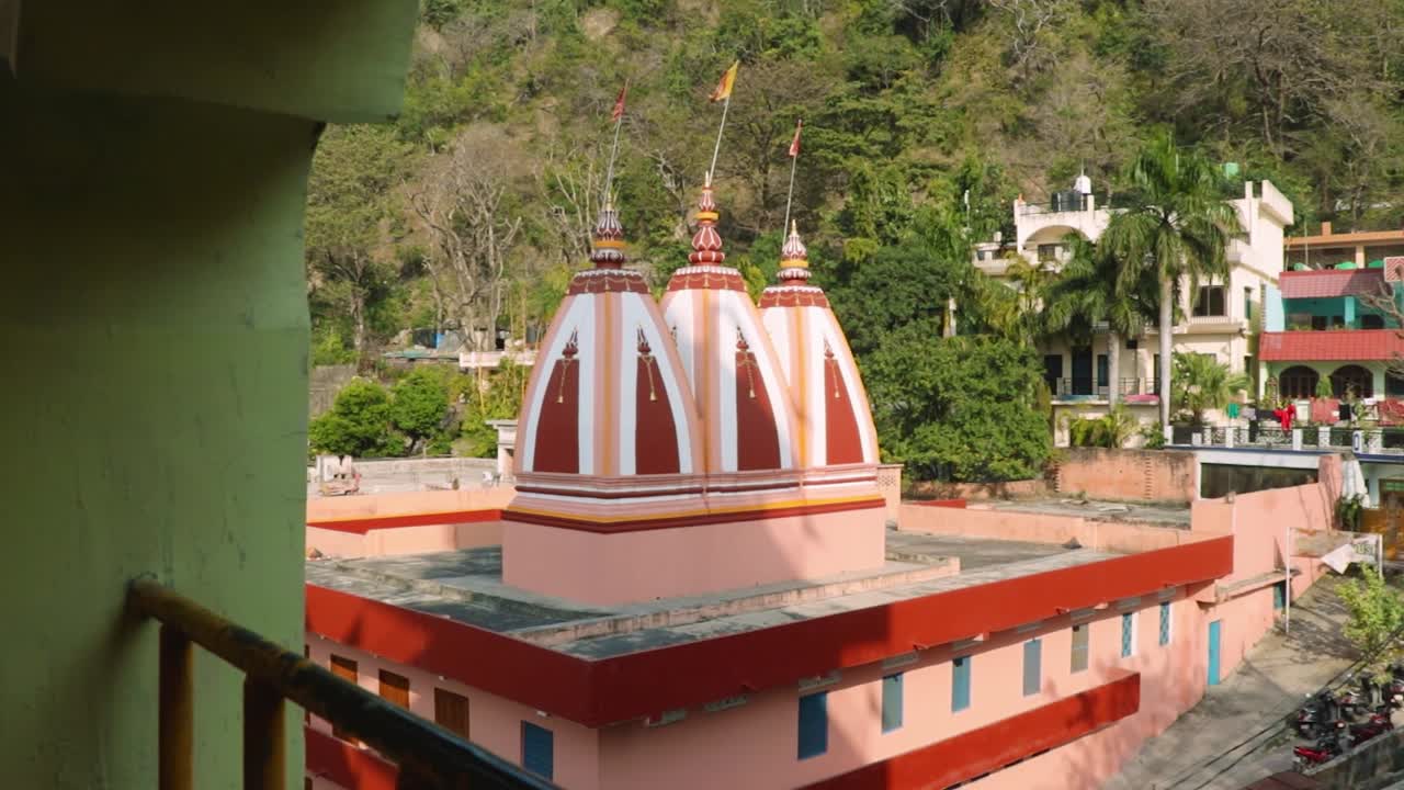 arquitectura de la cúpula del templo indio desde diferentes ángulos el video se toma en haridwar, uttarakhand, india, el 15 de marzo de 2022