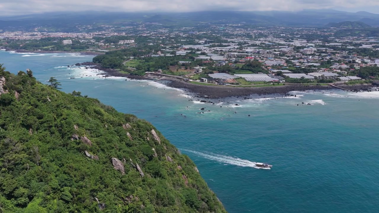Inquadratura orizzontale in cameo con carrello in avanti verso sinistra sulla costa di Socheonji, Isola di Jeju, Corea del Sud