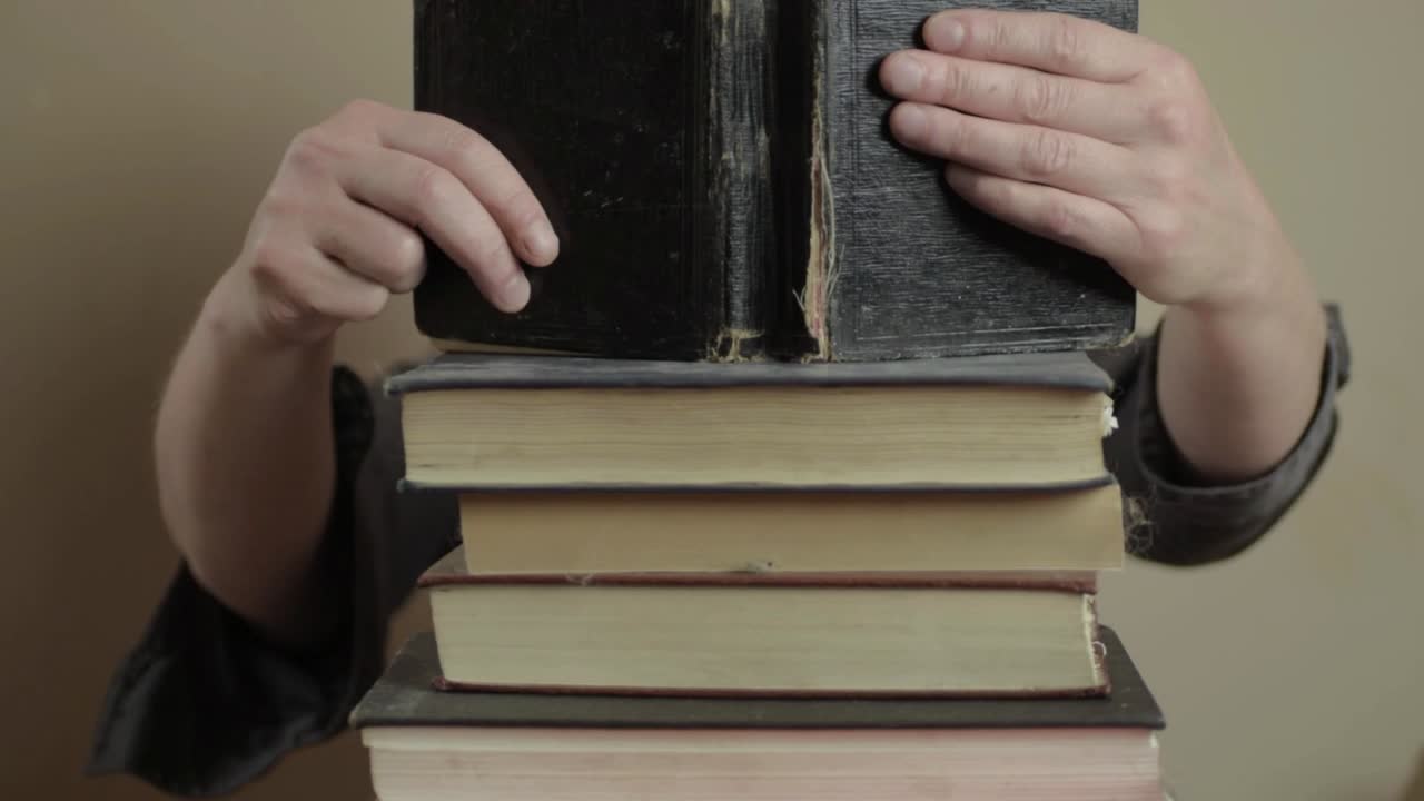 컬렉션에서 책을 읽는 책벌레