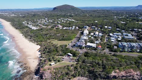 Mirando-Por-Encima-Del-Punto-Arkwright-Y-Yaroomba-Beach,-Queensland,-Australia-Toma-Aérea