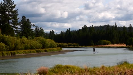 surf de remo en el río deschutes, oregon