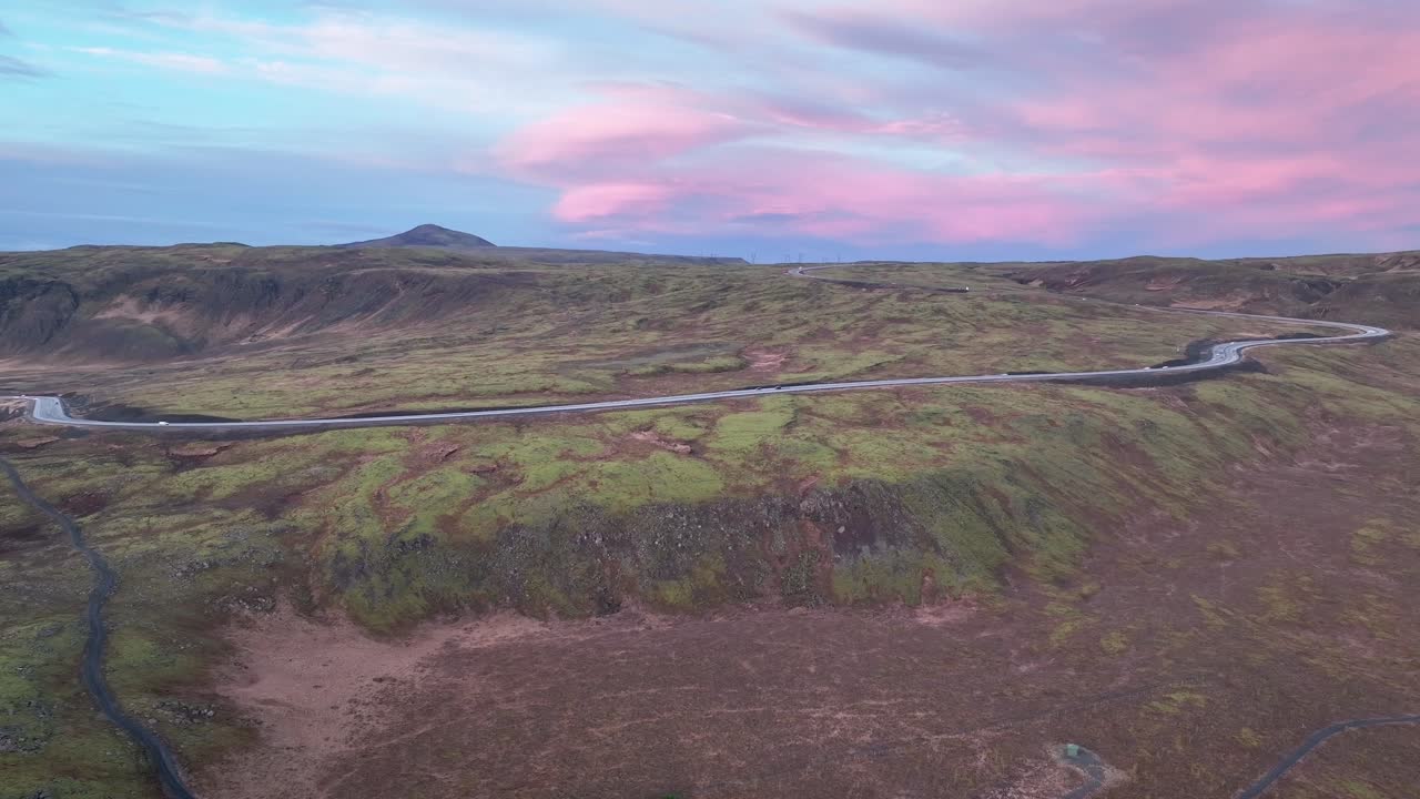 아이슬란드의 헬리셰이디 풍경과 고리 도로 위의 분홍색 해가 뜨는 모습