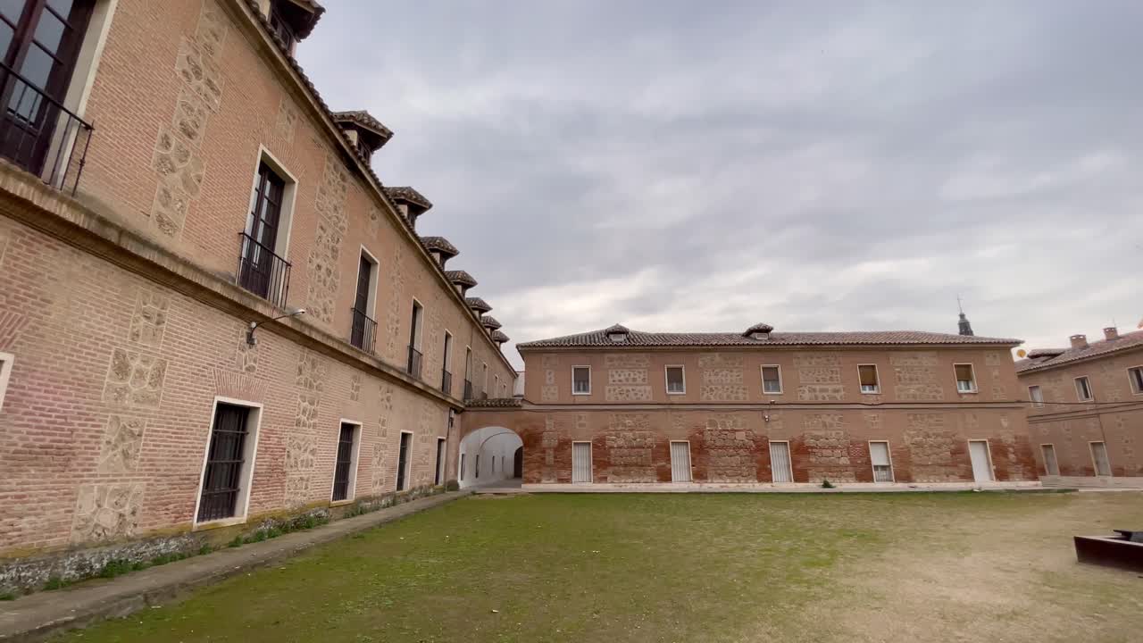 We see one of the interior patios of the House of Trades from the 16th century, the brick and stone facades appear, with their balconies and windows, all with minimalist lines and elegance.