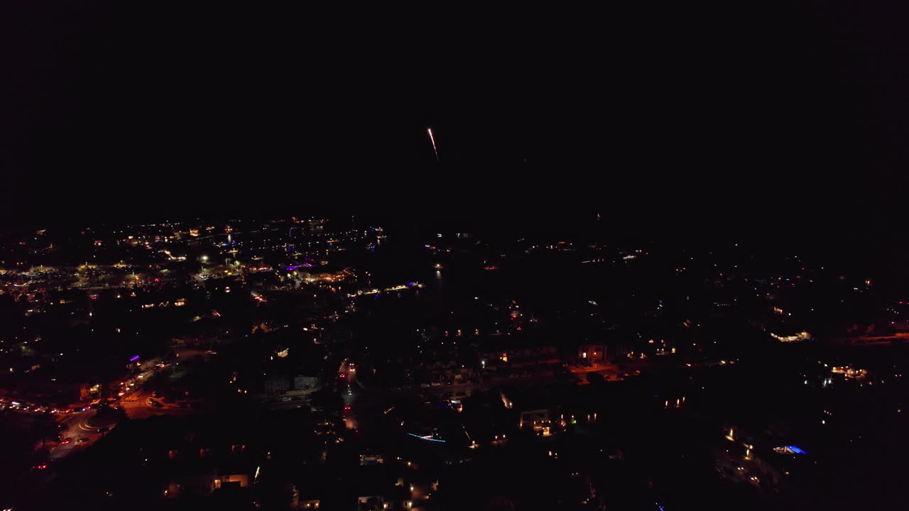 volando lateralmente dando vueltas lentamente alrededor de los fuegos artificiales sobre el puerto deportivo de mindarie en perth, australia occidental
