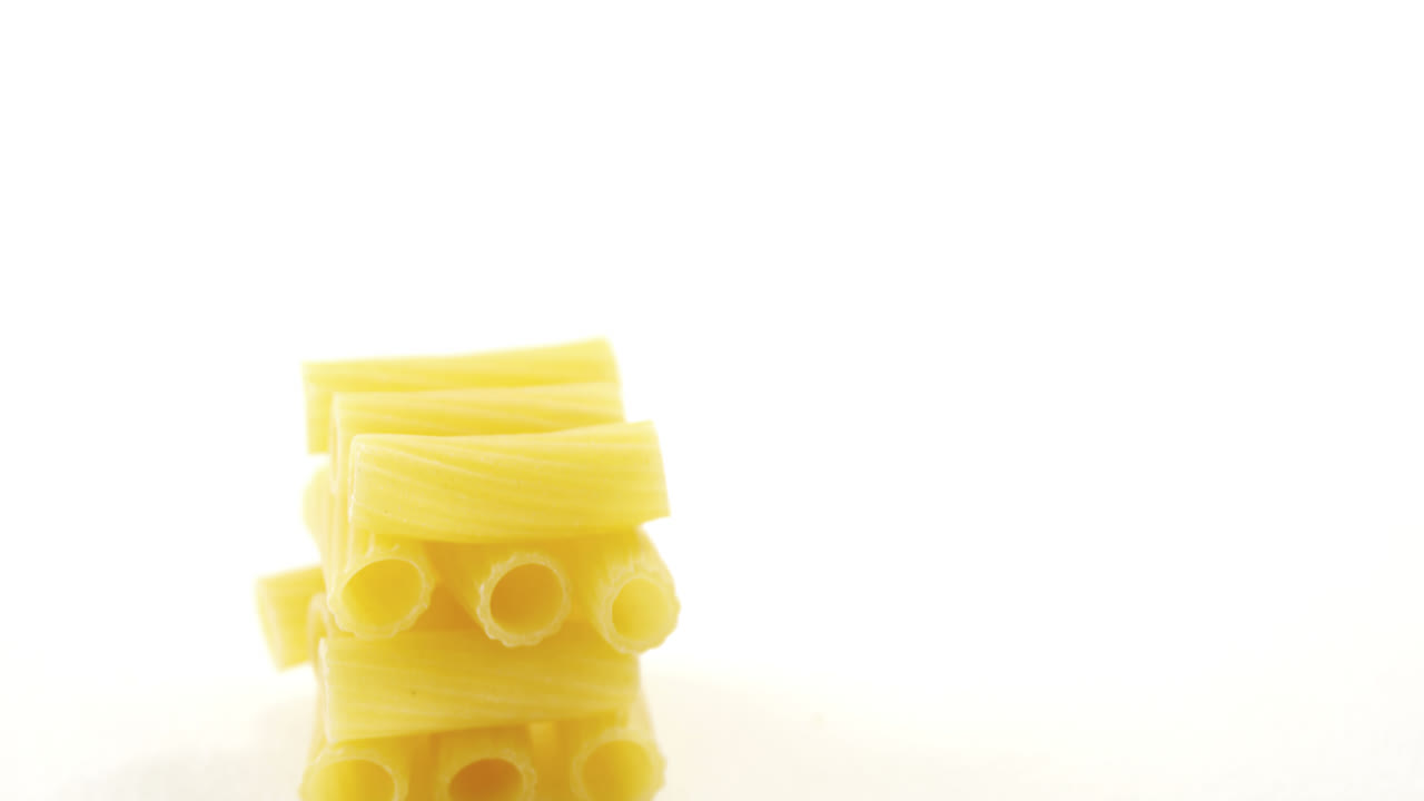 pirámide de cuatro niveles de pasta de tortiglioni