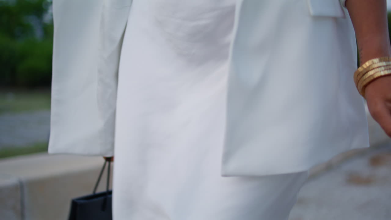 스타일리시한 옷을 입고 도시 거리를 고 있는 알아볼 수 없는 사치스러운 소녀.