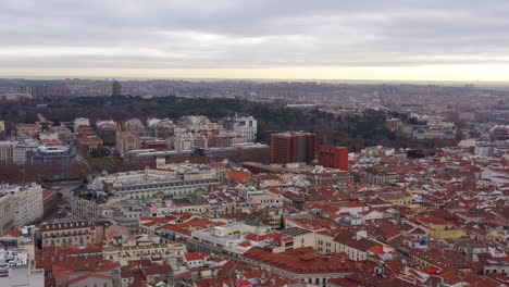 Madrid-Spanien-Wintersonnenaufgang-Luftbild-Parque-Del-Retiro-Und-Stadtzentrum