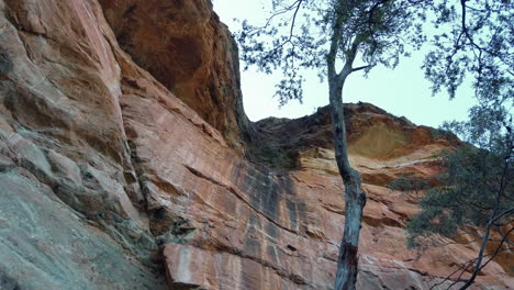 Borde-De-Escarpados-Acantilados-Rojos-Contra-El-Cielo-Despejado-En-Las-Montañas-Azules-De-Sydney-En-Nueva-Gales-Del-Sur,-Australia