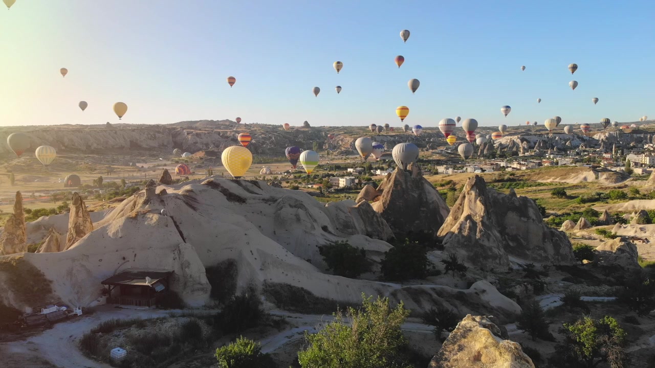 Muitos Balões de Ar Quente Voando Sobre a Paisagem da Capadócia ao Nascer do Sol