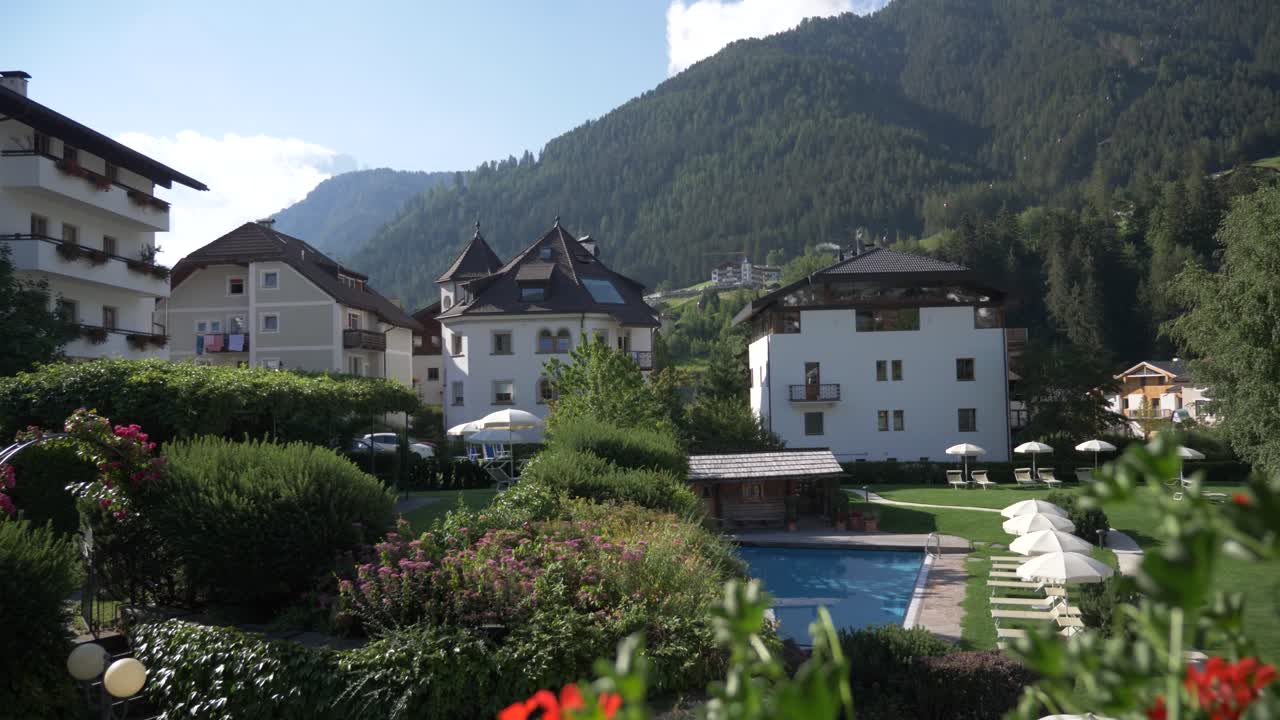 hermoso pueblo italiano casas de verano en los alpes franceses, tirol del sur