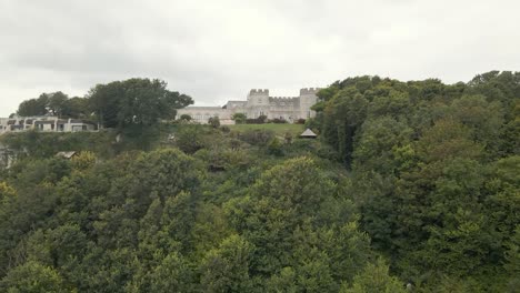 Luftaufnahme-Einer-Drohne,-Die-Aufsteigt,-Um-Eine-Schöne-Villa-Am-Rand-Einer-Klippe-Zu-Zeigen,-In-Der-Kirche-Ope,-Auf-Portland,-Dorset,-Großbritannien