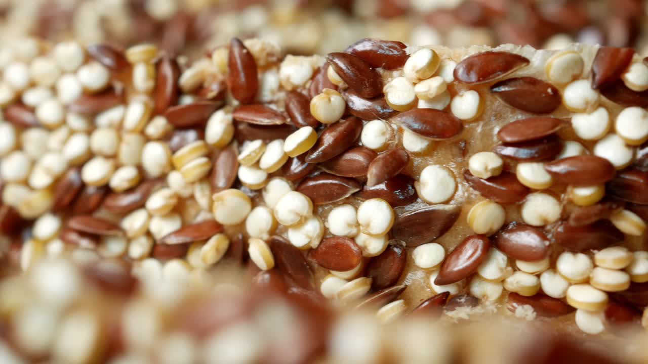 테이블 에 있는 전체 곡물 베이글 의 클로즈업