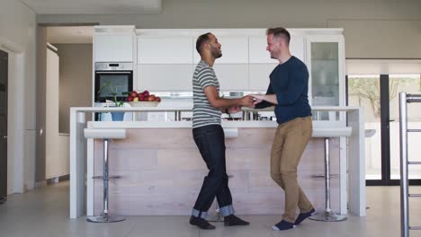 Multiethnisches-Schwules-Männliches-Paar-Tanzt-In-Der-Küche