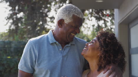 Retrato-De-Una-Pareja-Afroamericana-De-Alto-Rango-Sonriente-En-El-Jardín-De-Casa