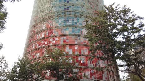 Primer-Plano-De-La-Arquitectura-Futurista-De-La-Torre-Glorias-En-Las-Calles-De-Barcelona,-España.