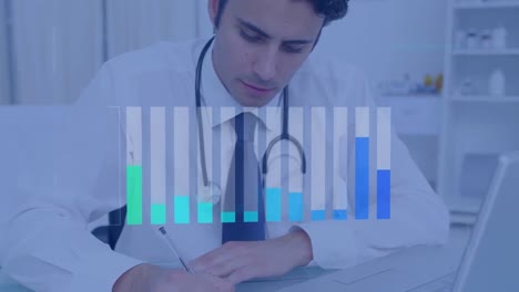 animación del procesamiento de datos sobre el médico masculino caucásico