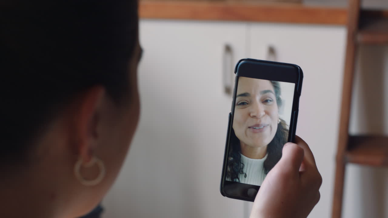 mujer joven teniendo video chat usando teléfono inteligente en casa hablando con un amigo disfrutando de la conversación compartiendo estilo de vida en el teléfono móvil