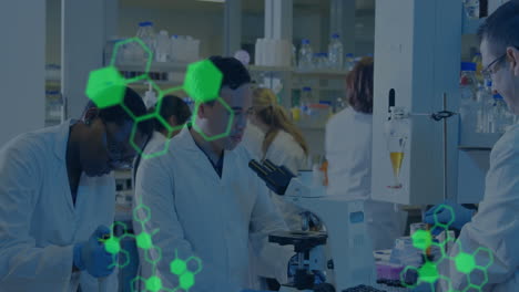 animación del procesamiento de datos médicos contra un equipo de diversos científicos que trabajan en el laboratorio