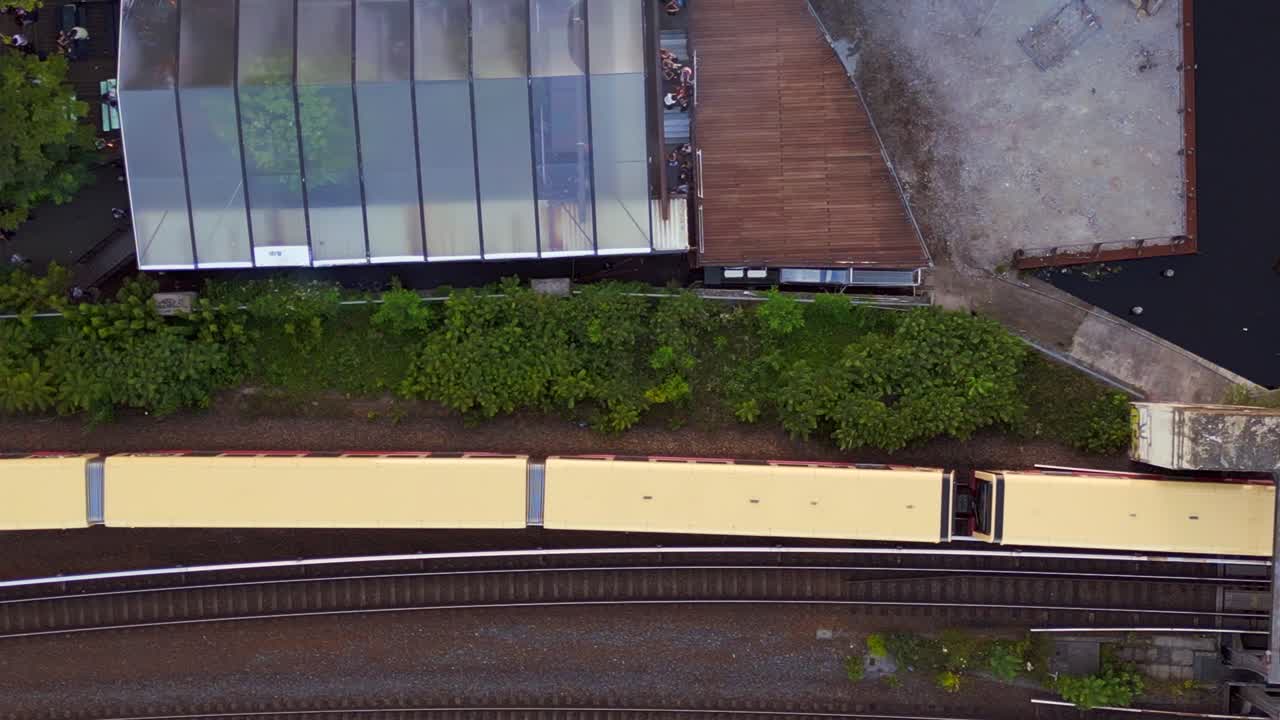 s bahn techno party electro dance club disco ciudad de berlín alemania día de verano