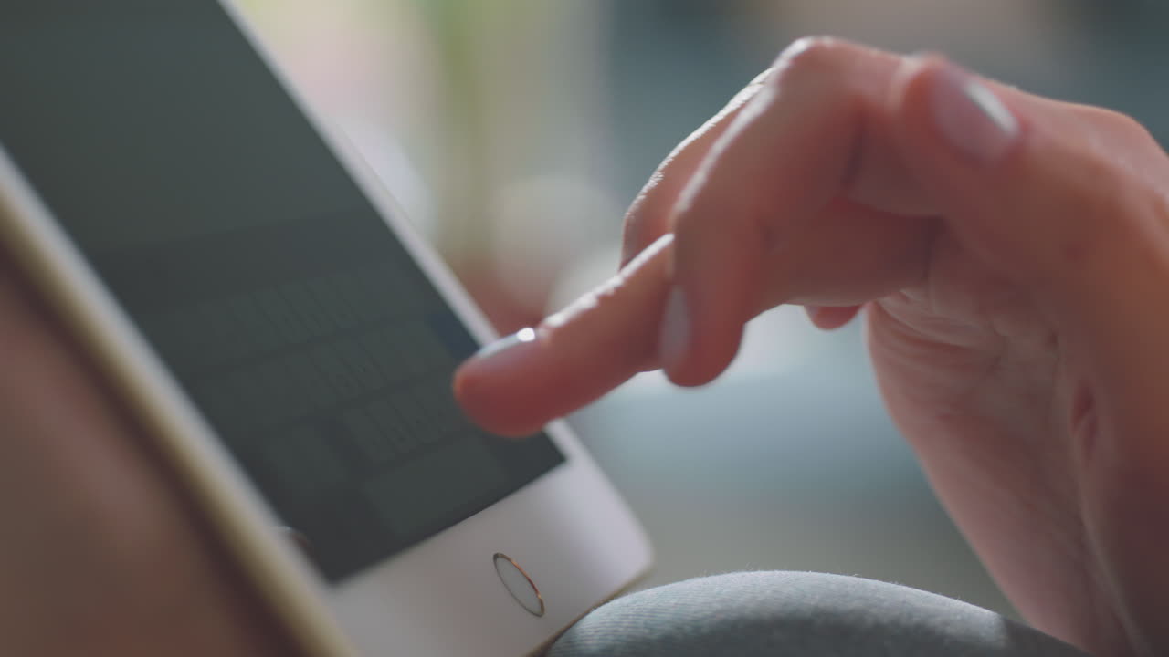 mujer chateando en línea