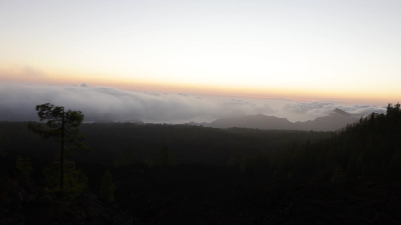 captura aérea de la espectacular puesta de sol sobre las nubes en el parque nacional del volcán teide en tenerife