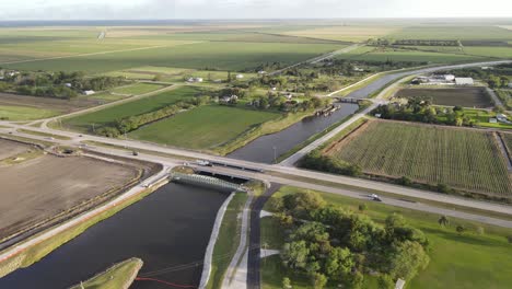 Antena-Circular-De-Un-Canal-De-Acueducto-De-Los-Everglades-De-Florida-En-El-Sur-De-Florida