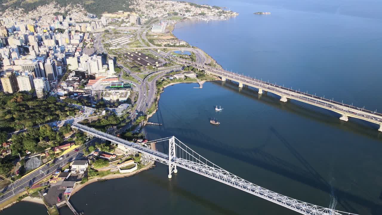산타 카타리나의 수도인 플로리아노폴리스에 있는 헤르실리오 루즈 페드로 이보 캄포스와 콜롬보 살레스 다리의 드론 공중 장면, 강렬한 차량 통행, 도시화와 함께 높은 고도에서의 장면