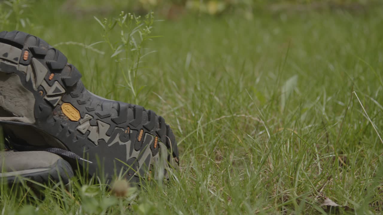 Gerakan Dolly Dekat Sepatu Hiking Usang Tergeletak Begitu Saja Di Lapangan