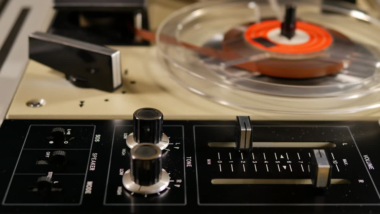 오디오 테이프 레코더, 테이프 데크 또는 테이프 기계, 아날로그 오디오 저장 장치