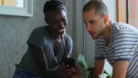 pareja usando teléfono móvil en el café 4k
