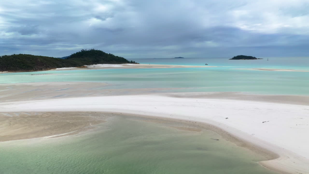 화이트헤이븐 비치 휘트선데이 아일랜드 오스트레일리아의 회전 시네마틱 드론 샷