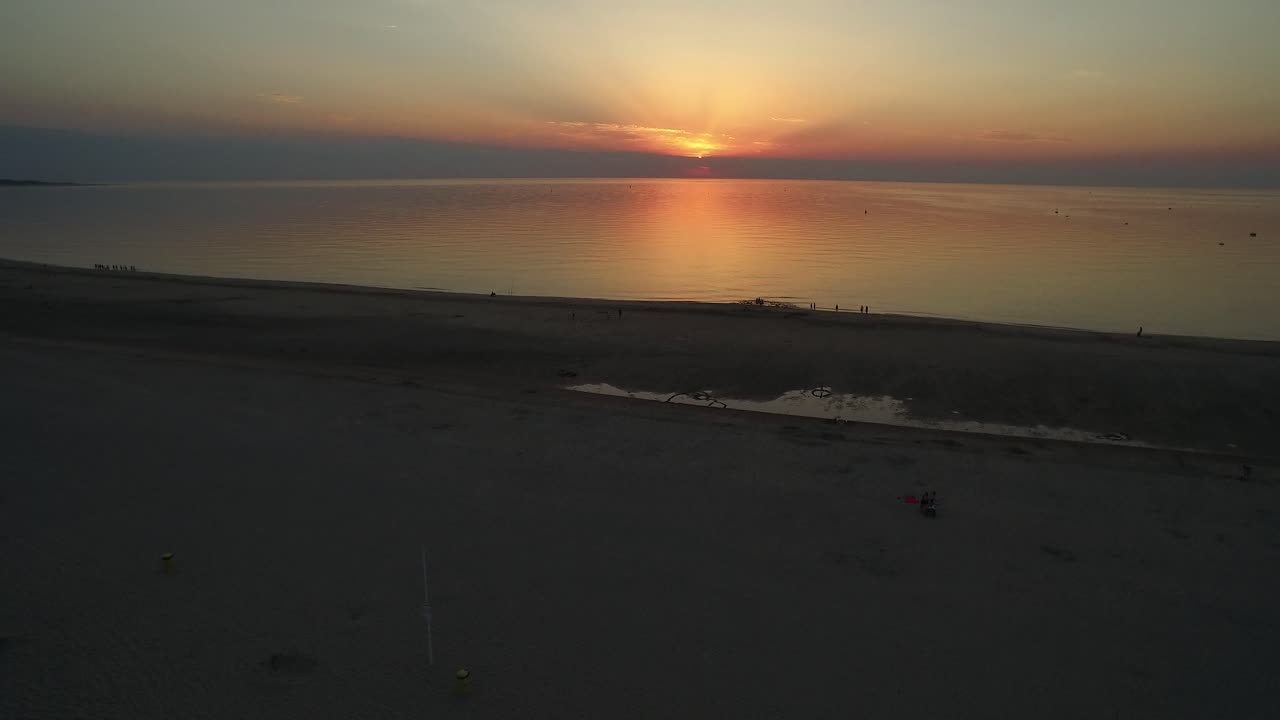 puesta de sol sobre la playa