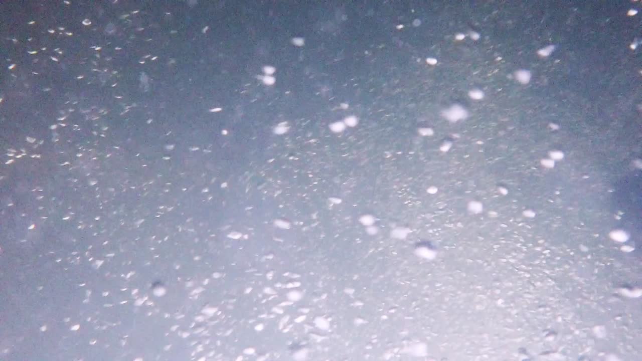 돌진하는 맑은 강에서 놀라운 기포