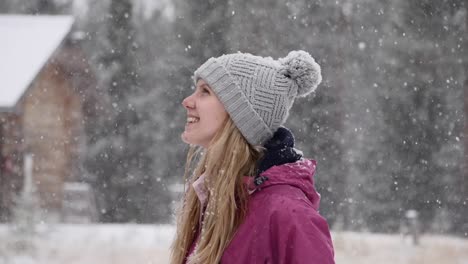 Eine-Mittlere-Aufnahme-Einer-Jungen-Kaukasischen-Dame,-Die-Den-Schnee-In-Zeitlupe-Genießt