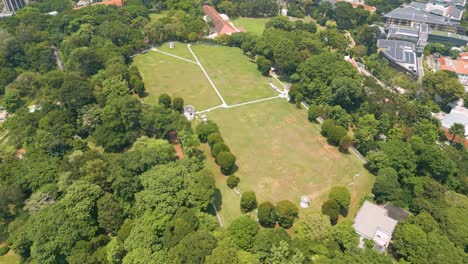 Luftaufnahme-über-Singapurs-Fort-Canning-Park,-Die-Den-Blick-Auf-Eine-üppige-Oase-Im-Herzen-Der-Stadt-Freigibt