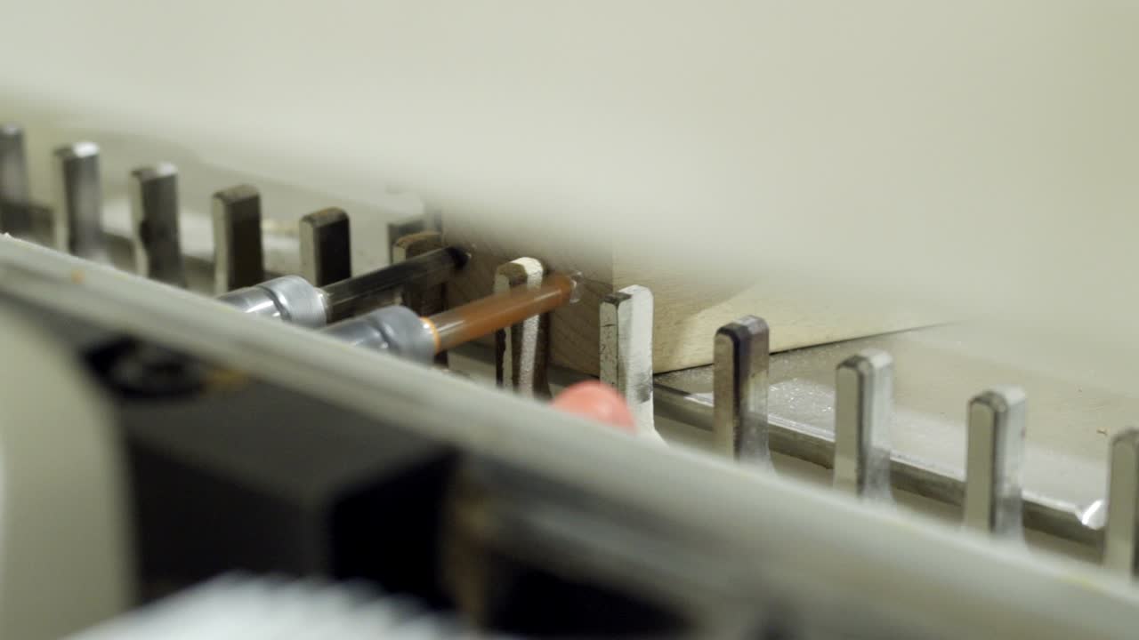 나무 가공 기계 가 작동 하고 있다