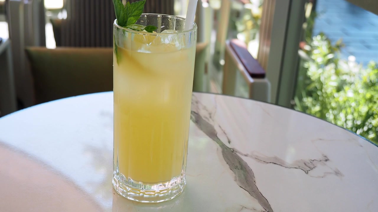 Rinfrescante bicchiere di limonata su un tavolo di marmo