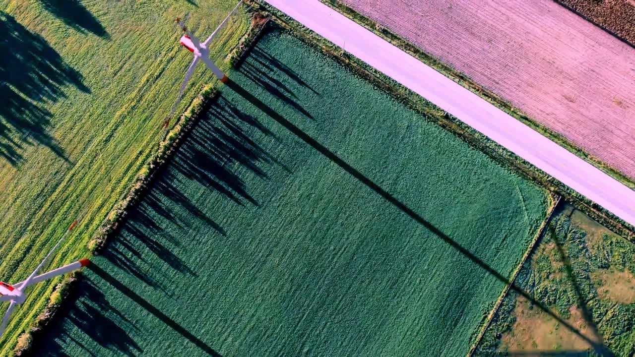 turbinas eólicas en campos de cultivo en el campo de brasil, aérea de arriba hacia abajo